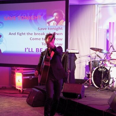 Animation musicale, piano, guitare, chant, quiz musical, chanson française, pop, karaoké live
