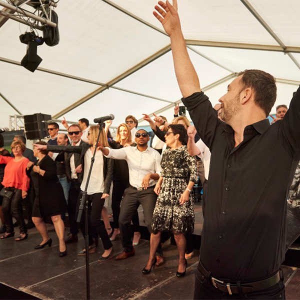 Team building musique, Team building chant choral réécriture de chansons